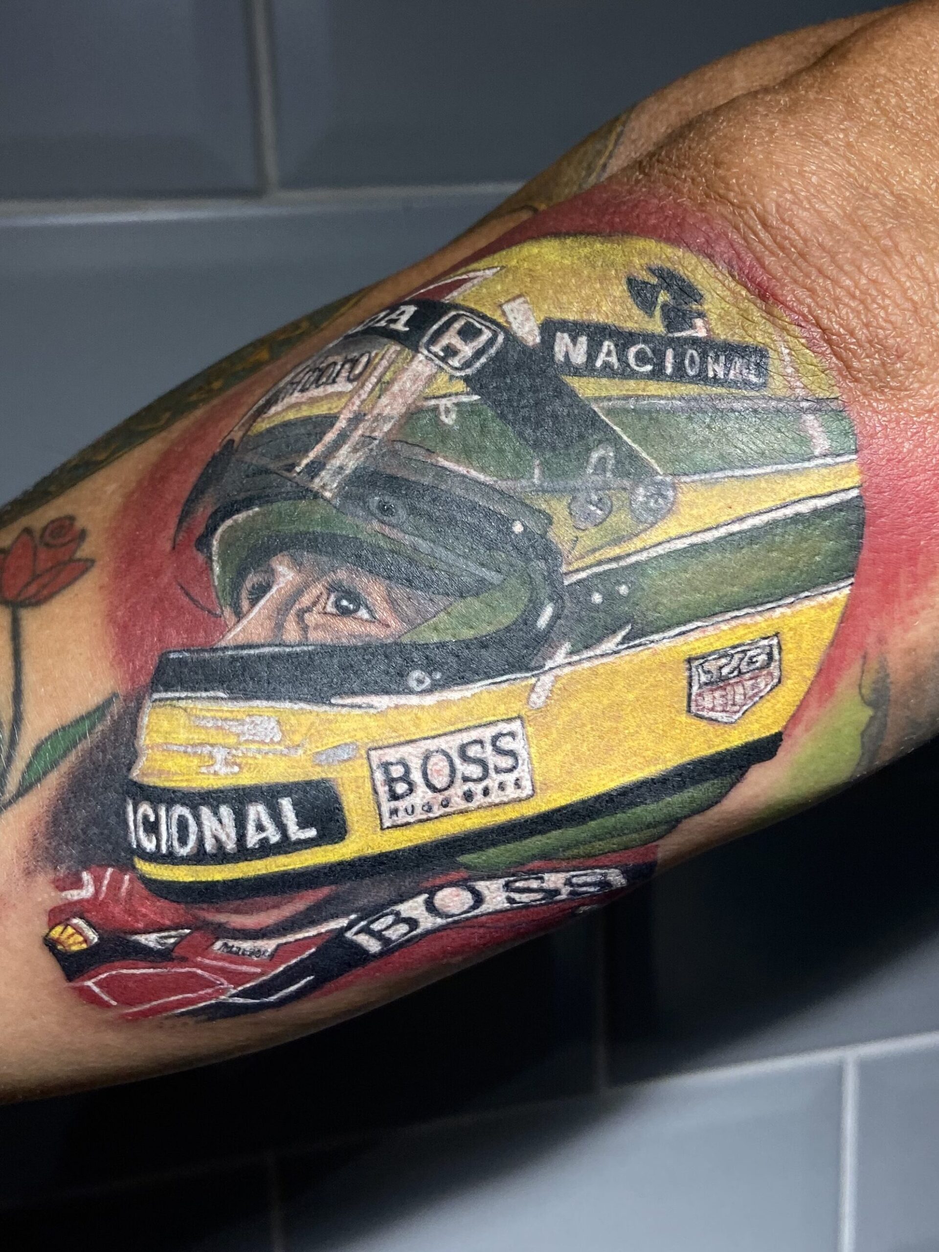 TATUAGEM REALISTA DO AIRTON SENNA